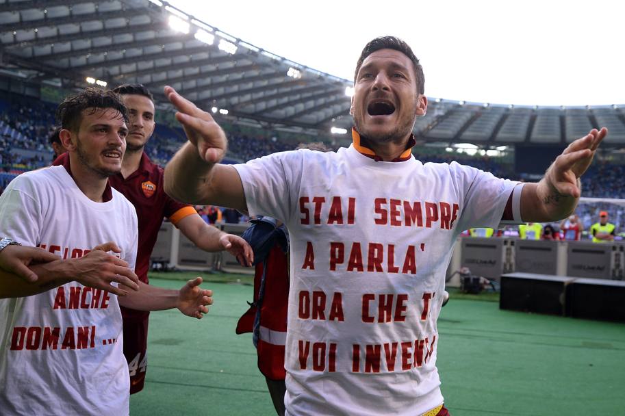 L&#39;esultanza di luned: al termine dell&#39;ultimo derby trionfante il capitano indossa una maglietta con un messaggio diretto presumibilmente al presidente della Lazio, Claudio Lotito. 